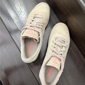 Reebok Classic Leather Suede Sneakers • Beige/Cream • Women’s 8.5